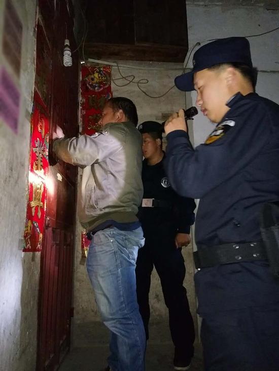 绥阳粗心妈妈误将幼女锁家中 